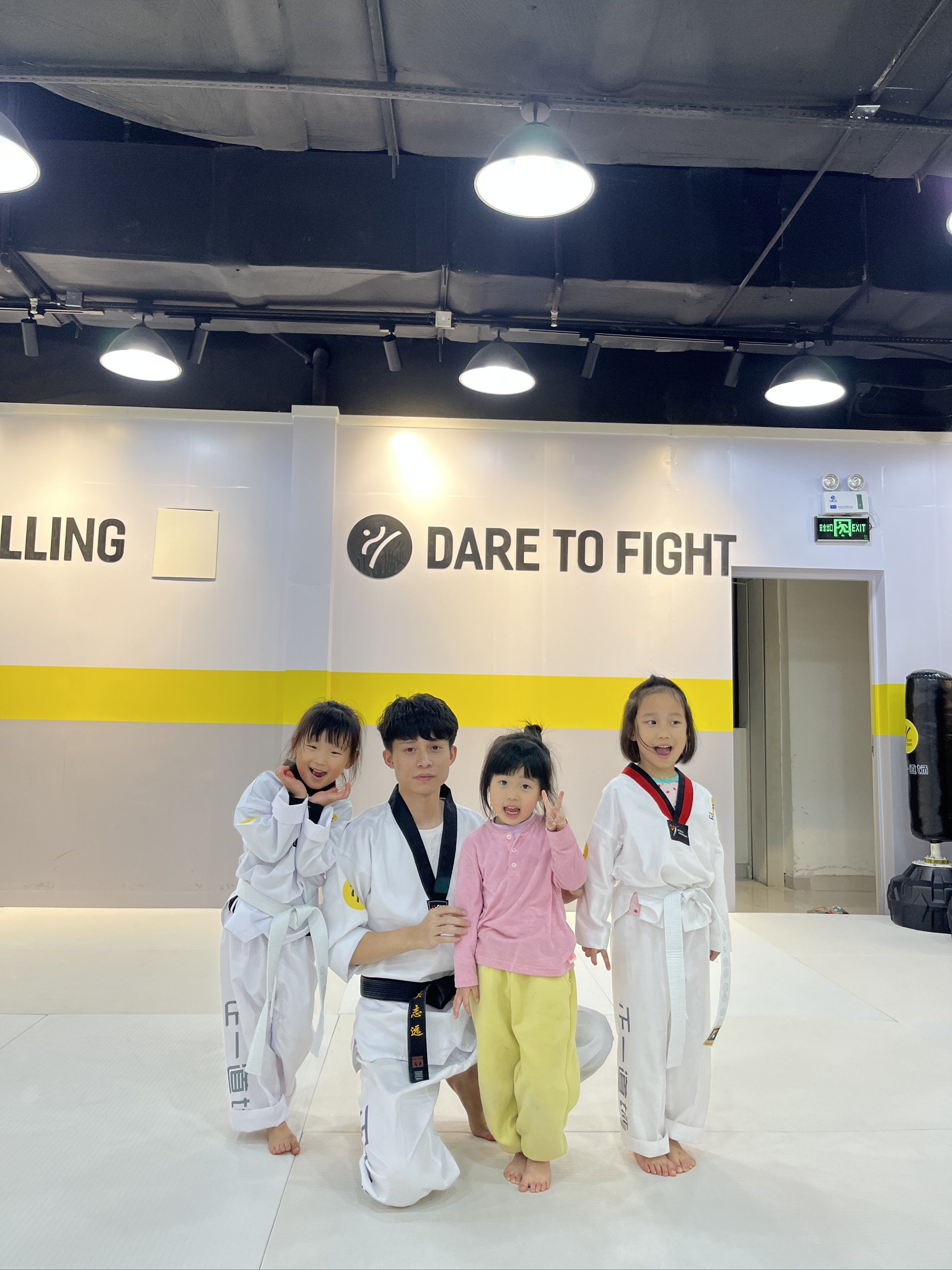 Kaiyun官方平台-包含跆拳道友谊赛上演强强对话，西城霹雳队读秒扳平南城天虎队，团队配合流畅；豪门底蕴再次显现的词条